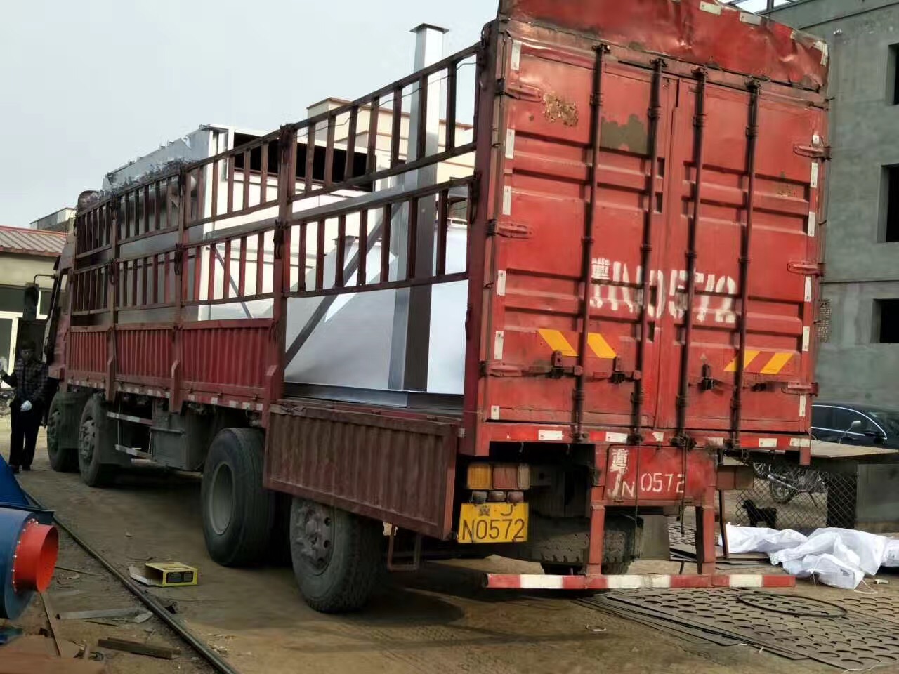2017年3月16日山東（dōng）平陰劉經理200袋脈衝（chōng）除塵器已裝車